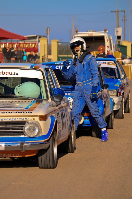 UFC西雅图头条主赛：赛胡多眼部受伤，宋亚东技术判定战胜赛胡多.